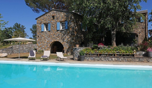 Large traditional Corsican property including a sheepfold with its feet in the fresh water .