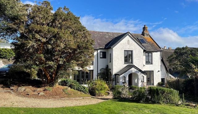 Large traditional Cottage in the heart of Thurlestone