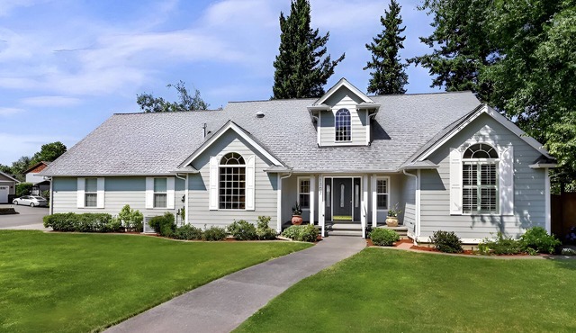 Large Traveler friendly 3 bedroom Rambler minutes to amenities!