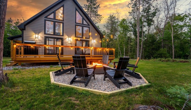 Large Trendy Chalet, HotTub, Sleeps 15, Arcade!