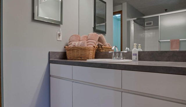Large Tub - Sleeps 9 - No Cleaning Fees!