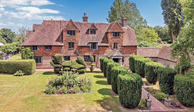 Large Tudor Manor House with Private Jacuzzi & Indoor Pool, Sleeps Max 20.