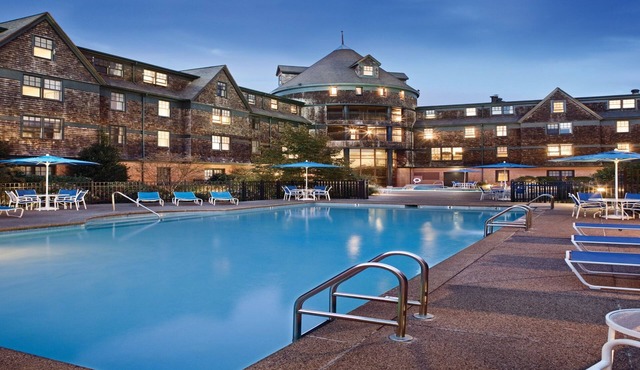 Large Two Bedroom resort steps from Long Wharf, Downtown Newport