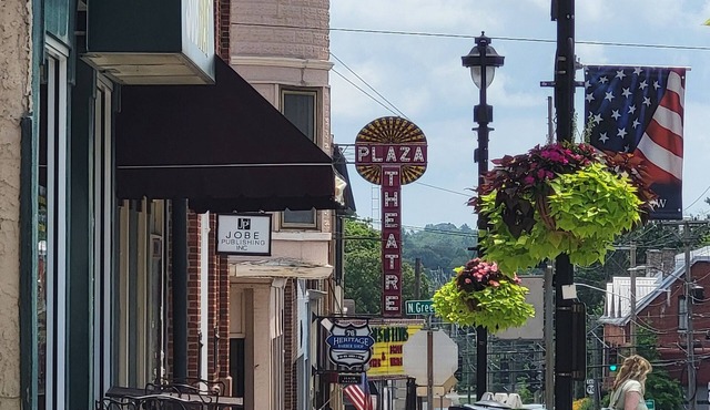 Large two floor 4-bedroom 2.5 bath apartment w AC, WiFi in downtown Glasgow KY