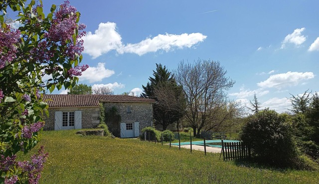 Large, typically Quercy farmhouse from the 18th century