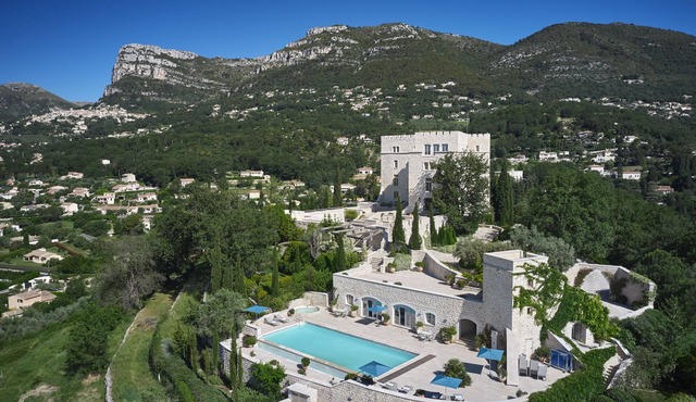 Large ultra luxury property with stunning views!