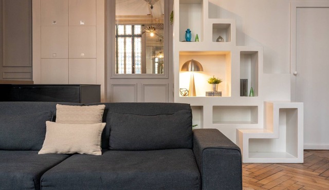 Large, unusual studio close to metro and shops