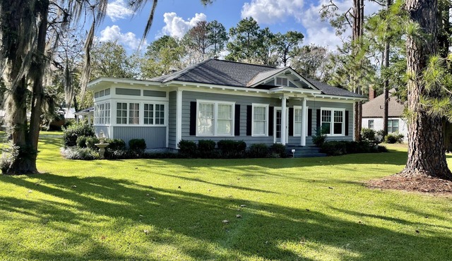 Large Updated Historic Home Short Walk to Downtown