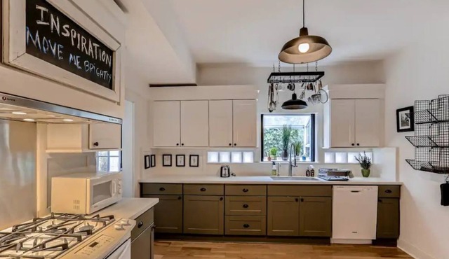 Large, updated SE home w/ prime location