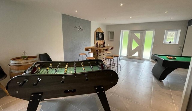 Large upscale cottage 8 to 12 people. with sauna