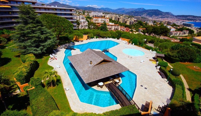 Large upscale studio in luxury residence, swimming pool, tennis court, park, .