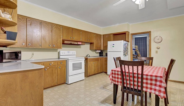 Large Upstairs 3Br Apartment with Roof Deck