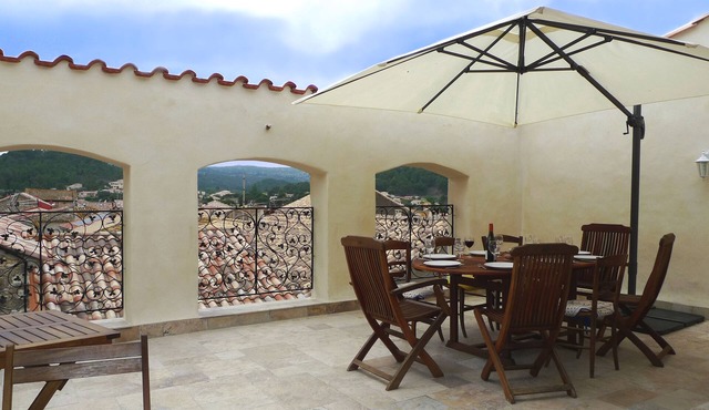 Large village house with tropézienne terrace for 8 people