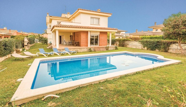 Large vacation home near the beaches of Sant Pere de Pesador.