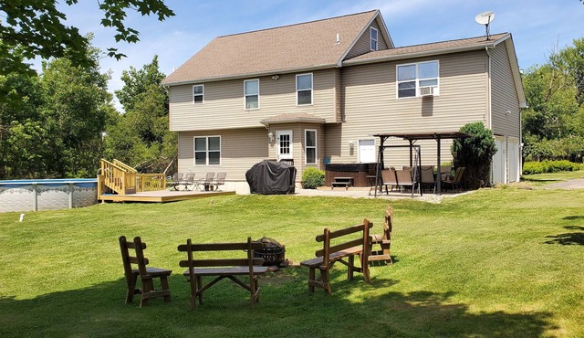 Large vacation house, private pool and hot tub, lots of privacy, perfect getaway