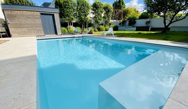 Large vacation home with swimming pool. 500m from shops and beach.