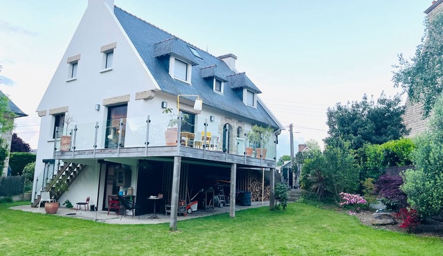 Large vacation home 10 minutes' walk from the beach