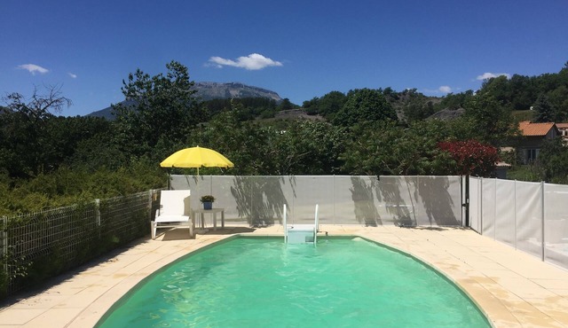 Large vacation home with child-safe pool on the edge of the village of Tallard