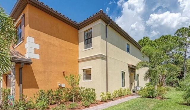 Large Venice townhome plenty of space community pool, 15 minutes from 3 beaches
