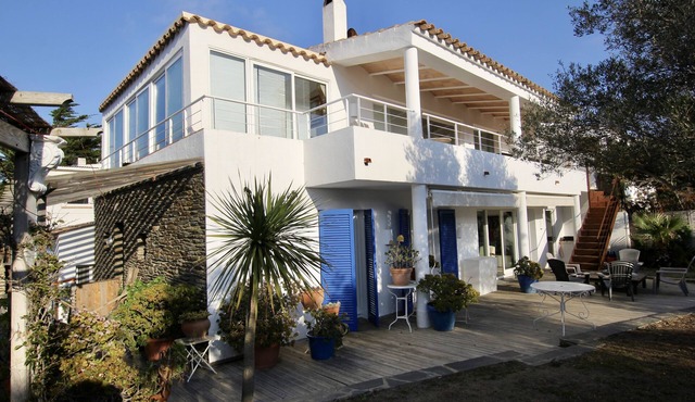 Large, very quiet house close to the center, swimming pool, 5 minutes from the beach. Saturday to Saturday