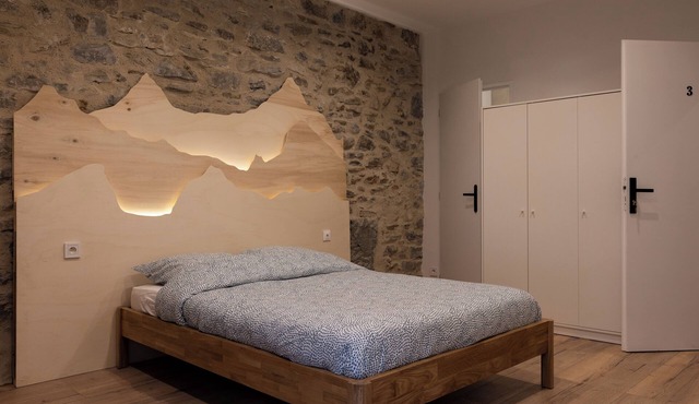 Large, very spacious bedroom (en-suite bathroom + WC)