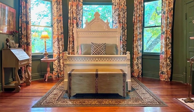 Large Victorian Family-Friendly Home in Peaceful Rural Town with AC, WiFi