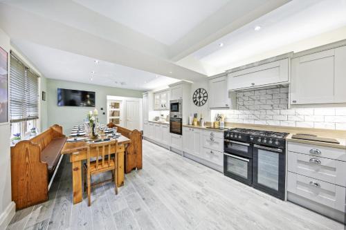 Large Victorian Family Home, Central Matlock, Hot Tub and Games Room, 13 Guests