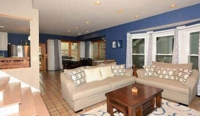 Large Victorian in Perfect Location!