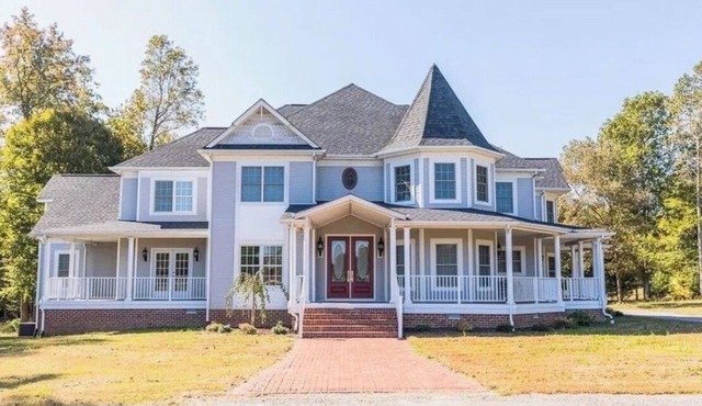 Large, Victorian 5-bedroom house charming Mechanicsville