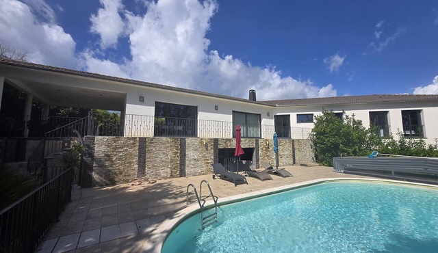 Large villa with pool for families