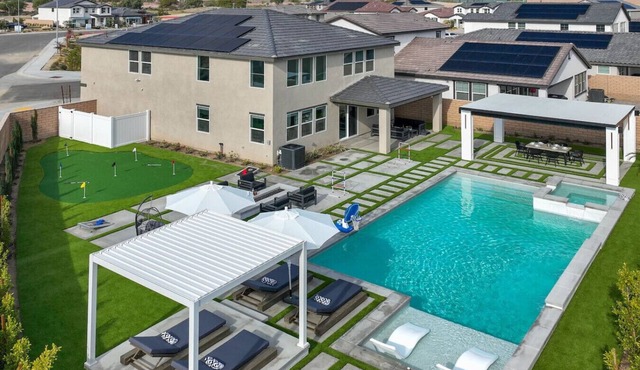 Large vill + large backyard, putting g & game room