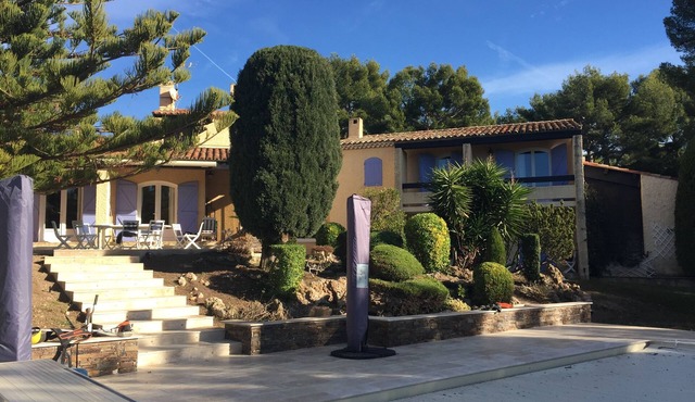 Large Villa 15p, pool, sea, tennis, near Calanques and Golf de Frégate.