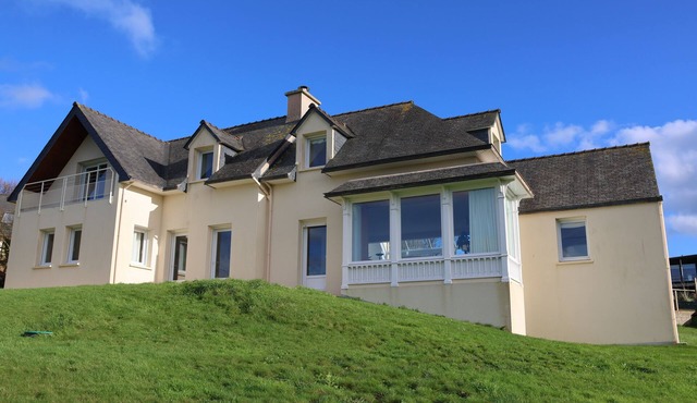 Large Villa (265m2) sleeps 11/12 with breathtaking sea view