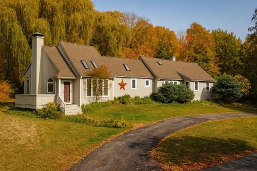 Large Villa 5 Beds, 3 Baths, Firepit, Cozy Stay