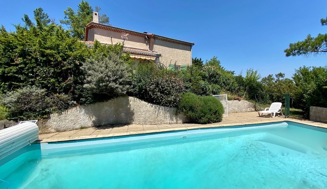 Large Villa 6 people with swimming pool and green surroundings