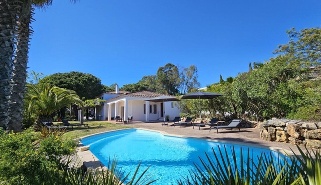 Large villa for 10-12 people with swimming pool, large plot, quiet location