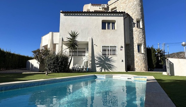 Large villa for 11 people with sea view and private pool!
