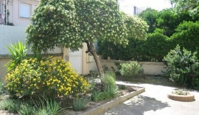 Large villa with extensive garden 50 metres from the beach