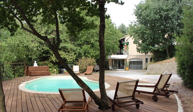 Large villa on 1800 m2 of wooded land with swimming pool north of Montpellier
