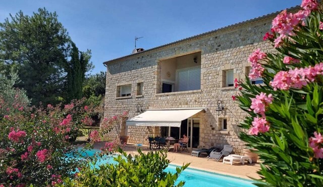 Large Villa - High standing - Large garden - Swimming pool - Sauna - Terrace