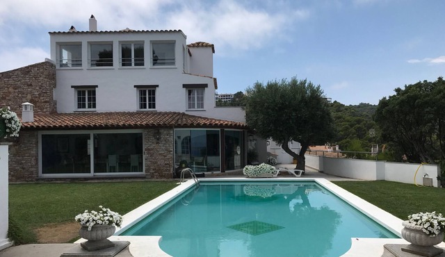 Large villa ideal for groups. Incredible views of the sea and the Medes Islands.