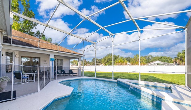 Large Villa in Gated Community, Private Pool & Spa not overlooked, Clubhouse with Gym