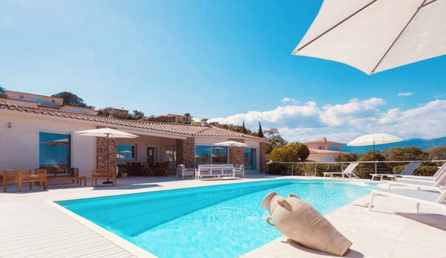 Large villa in Porto-Vecchio with swimming pool, jacuzzi, sauna & fitness - Sea view
