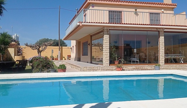 Large villa in quiet area, very spacious and sunny (pet friendly).