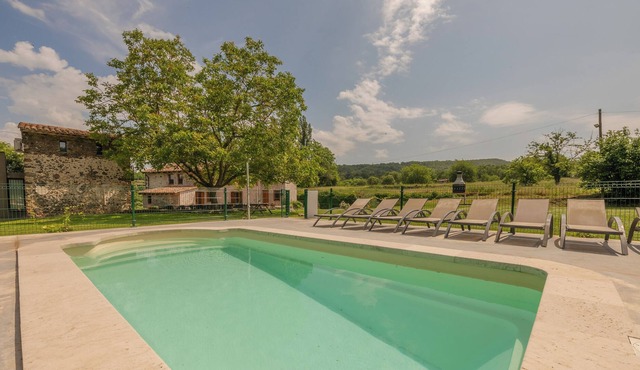 Large villa in the volcanic area of Olot, for 21 people with extensive garden