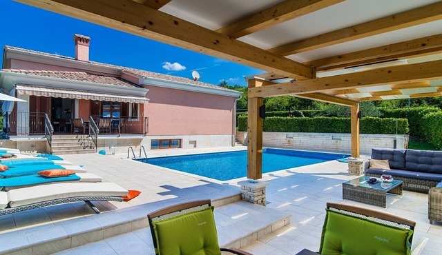 Large Villa, Private Pool, Ideally located just 15 minutes from the Picturesque Resort of Rovinj!
