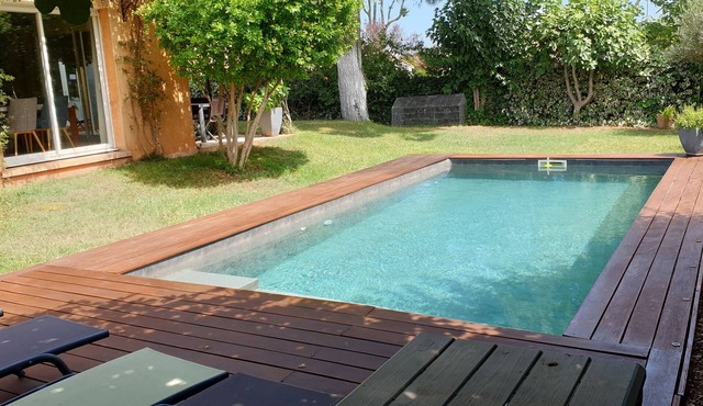 Large villa south of France with swimming pool close to the sea