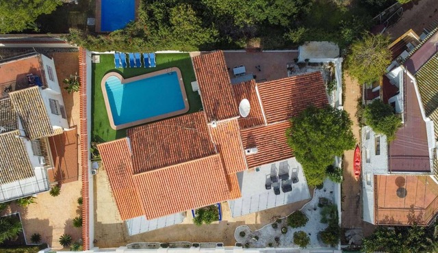 Large villa, v. close to beach