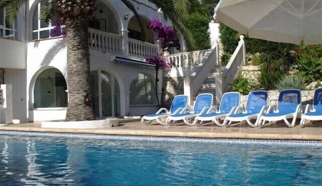Large villa walking distance to shops, bars and Moraria town. Air-con & Wifi