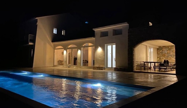 Large Villa with a view on the Bay, 6 bedrooms, heated pool
